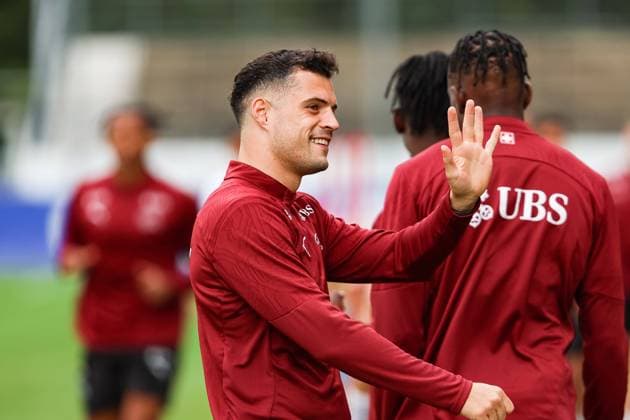 Granit Xhaka (Swiss, Schweiz begruesst die Fans GER, Training Fussball Herren Nationalmannschaft Schweiz, Swiss, UEFA Fussball Europameisterschaft 2024 DFB DFL REGULATIONS PROHIBIT ANY USE OF PHOTOGRAPHS AS IMAGE SEQUENCES AND OR QUASI-VIDEO GER, Training Fussball Herren Nationalmannschaft Schweiz, Swiss, UEFA Fussball Europameisterschaft 2024 Stuttgart Copyright: xEibner-Pressefoto RogerxBuerkex EP