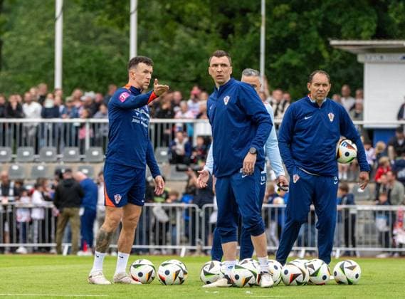 Fussball, Herren, Saison 2023 2024, EM 2024 in Deutschland, Training Kroatien im Volksparkstadion in Neuruppin, v. l. Ivan Perisic (Kroatien), Co-Trainer Mario Mandzukic (Kroatien), 10.06. 2024, Copyright: xMatthiasxKochx