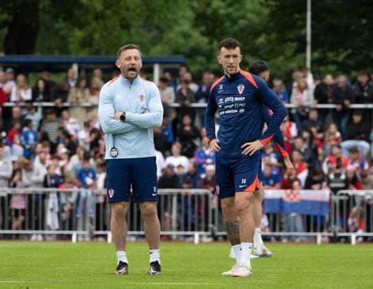Fussball, Herren, Saison 2023 2024, EM 2024 in Deutschland, Training Kroatien im Volksparkstadion in Neuruppin, v. l. Co-Trainer Ivica Olic (Kroatien), Ivan Perisic (Kroatien), 10.06. 2024, Copyright: xMatthiasxKochx