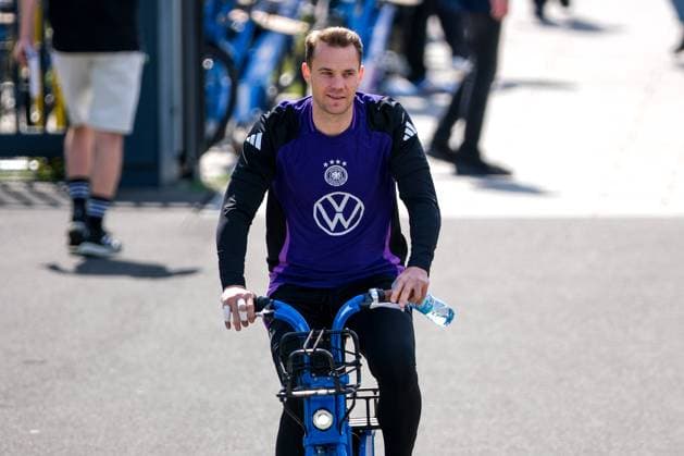 Manuel Neuer (Deutschland , 01) auf dem Fahrrad, GER, DFB, Oeffentliches Training, Fussball Herren Nationalmannschaft Deutschland, UEFA Fussball Europameisterschaft 2024, Herzogenaurach 10.06.2024. GER, DFB, Oeffentliches Training, Fussball Herren Nationalmannschaft Deutschland, UEFA Fussball Europameisterschaft 2024, Herzogenaurach 10.06.2024. Herzogenaurach Copyright: xEibner-Pressefoto FlorianxWieganx EP_FWD