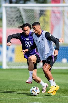 Trainingslager Vorbereitung UEFA EURO 2024 Deutschland; 10.06.2024 Zweikampf Leroy Sane (Deutschland), Benjamin Henrichs (Deutschland, 20) Trainingslager Vorbereitung UEFA EURO 2024 Deutschland - Öffentliches Training; Adi-Dassler-Stadion, Herzogenaurach am 10.06.2024 Copyright: xBEAUTIFULxSPORTS Wunderlx