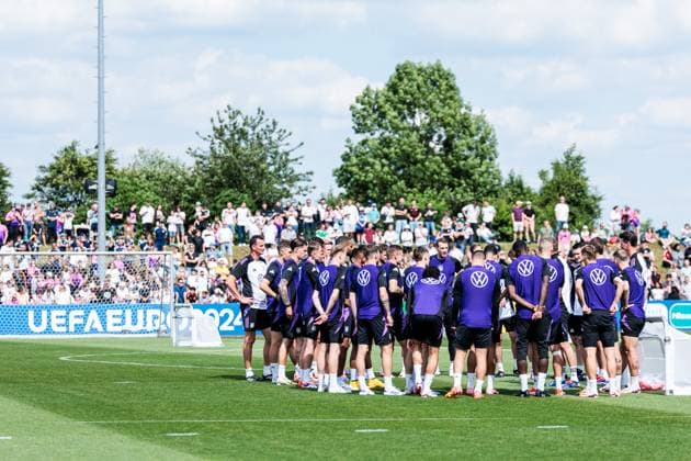 Trainingslager Vorbereitung UEFA EURO 2024 Deutschland; 10.06.2024 Teamkreis, Besprechung zu Trainingsbeginn Trainingslager Vorbereitung UEFA EURO 2024 Deutschland - Öffentliches Training; Adi-Dassler-Stadion, Herzogenaurach am 10.06.2024 Copyright: xBEAUTIFULxSPORTS Wunderlx