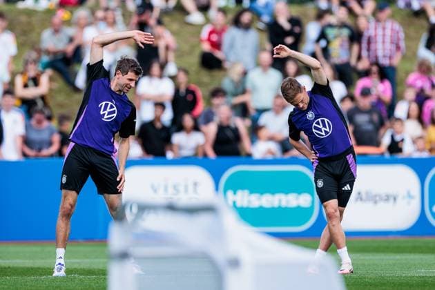 Trainingslager Vorbereitung UEFA EURO 2024 Deutschland; 10.06.2024 Thomas Müller (Deutschland, 13) und Joshua Kimmich (Deutschland, 6) dehnen sich Trainingslager Vorbereitung UEFA EURO 2024 Deutschland - Öffentliches Training; Adi-Dassler-Stadion, Herzogenaurach am 10.06.2024 Copyright: xBEAUTIFULxSPORTS Wunderlx
