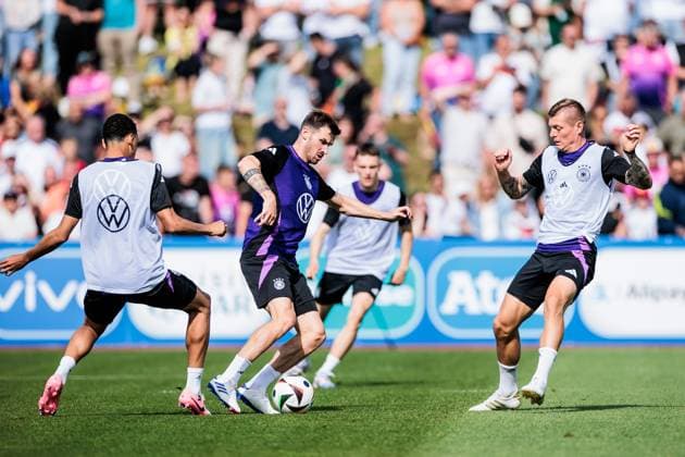 Trainingslager Vorbereitung UEFA EURO 2024 Deutschland; 10.06.2024 Zweikampf Jamal Musiala (Deutschland, 10), Pascal Groß (Deutschland, 5), Toni Kroos (Deutschland, 8) Trainingslager Vorbereitung UEFA EURO 2024 Deutschland - Öffentliches Training; Adi-Dassler-Stadion, Herzogenaurach am 10.06.2024 Copyright: xBEAUTIFULxSPORTS Wunderlx