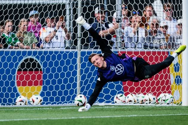 Trainingslager Vorbereitung UEFA EURO 2024 Deutschland; 10.06.2024 Jan Reichert (Deutschland) springt einem Ball nach Trainingslager Vorbereitung UEFA EURO 2024 Deutschland - Öffentliches Training; Adi-Dassler-Stadion, Herzogenaurach am 10.06.2024 Copyright: xBEAUTIFULxSPORTS Wunderlx