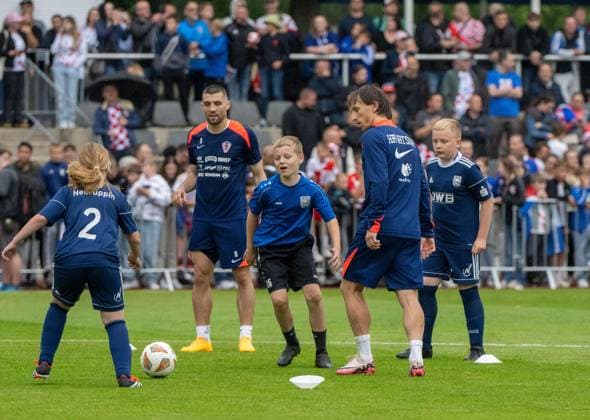 Fussball, Herren, Saison 2023 2024, EM 2024 in Deutschland, Training Kroatien im Volksparkstadion in Neuruppin, Kroatien spielte nach dem Training mit Jugendlichen des MSV Neuruppin Fußball, links Mateo Kovacic (Kroatien), rechts Luka Modric (Kroatien), 10.06. 2024, Copyright: xMatthiasxKochx