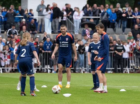 Fussball, Herren, Saison 2023 2024, EM 2024 in Deutschland, Training Kroatien im Volksparkstadion in Neuruppin, Kroatien spielte nach dem Training mit Jugendlichen des MSV Neuruppin Fußball, links Mateo Kovacic (Kroatien), rechts Luka Modric (Kroatien), 10.06. 2024, Copyright: xMatthiasxKochx