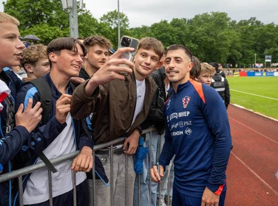 Fussball, Herren, Saison 2023 2024, EM 2024 in Deutschland, Training Kroatien im Volksparkstadion in Neuruppin, Josip Juranovic (Kroatien) und Fans, 10.06. 2024, Copyright: xMatthiasxKochx