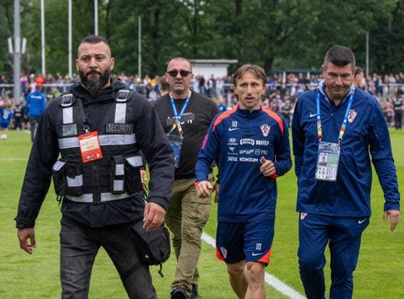 Fussball, Herren, Saison 2023 2024, EM 2024 in Deutschland, Training Kroatien im Volksparkstadion in Neuruppin, Ordner und Mitglieder des Kaders von Kroatien schützen Luka Modric (Kroatien) vor einem Flitzer, 10.06. 2024, Copyright: xMatthiasxKochx
