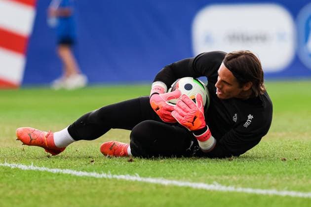 Yann Sommer (Swiss, Schweiz) hat Spass beim Torwart Training GER, Training Fussball Herren Nationalmannschaft Schweiz, Swiss, UEFA Fussball Europameisterschaft 2024 DFB DFL REGULATIONS PROHIBIT ANY USE OF PHOTOGRAPHS AS IMAGE SEQUENCES AND OR QUASI-VIDEO GER, Training Fussball Herren Nationalmannschaft Schweiz, Swiss, UEFA Fussball Europameisterschaft 2024 Stuttgart Copyright: xEibner-Pressefoto RogerxBuerkex EP