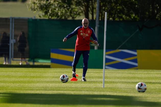 The coach of the Spanish national team, Nationalteam Luis de la Fuente directs the training at the SV Aasen Sports Center, in the town of Donaueschingen, Germany, 10 June 2024, where they establish their headquarters for the Euro 2024. Spain opens its first training session in Germany !ACHTUNG: NUR REDAKTIONELLE NUTZUNG!  Copyright: xJ.J.xGuillenx GRAF8294 20240610-55013833611_1