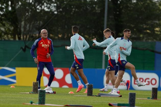 The national coach, Luis de la Fuente (L), and the players Dani Olmo (2R) and Fabián Ruiz (R), among others, during training at the SV Aasen Sports Center, in the town of Donaueschingen, Germany, 10 June 2024, where they establish their headquarters for the Euro 2024. Spain opens its first training session in Germany !ACHTUNG: NUR REDAKTIONELLE NUTZUNG!  Copyright: xJ.J.xGuillenx GRAF8333 20240610-55013833671_1