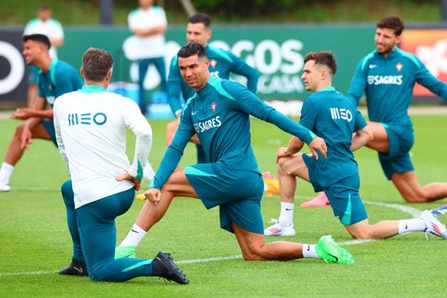 Sport Themen der Woche KW24 Sport Bilder des Tages Portugal Fussball Nationalmannschaft, Selecao, 10.06.2024, Training für das Freundschaftsspiel Portugal - Irland ,Vorbereitungsspiel zur Europameisterschaft 2024 , Cristiano Ronaldo (Portugal) , CR7 ,Francisco Conceicao (Portugal) *** Portugal national football team, Selecao, 10 06 2024, Portugal Ireland friendly training ,2024 European Championship pre-season match , Cristiano Ronaldo Portugal , CR7 ,Francisco Conceicao Portugal Copyright: FernandoxSoares
