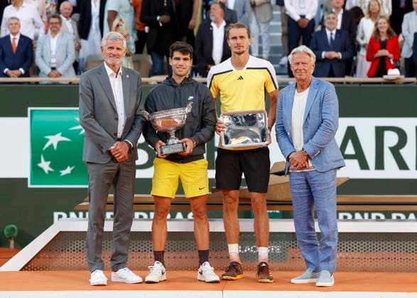FFT Praesident Gilles Moretton, Carlos Alcaraz (ESP) mit dem Pokal, Trophäe, Finalist Alexander Zverev und Tennis Legende Bjorn Borg, Siegerehrung, Praesentation Tennis - French Open 2024 - Roland Garros - Paris - - France - 9 June 2024. *** FFT President Gilles Moretton, Carlos Alcaraz ESP with the cup, trophy, finalist Alexander Zverev and tennis legend Bjorn Borg, award ceremony, presentation Tennis French Open 2024 Roland Garros Paris France 9 June 2024 Copyright: xJuergenxHasenkopfx