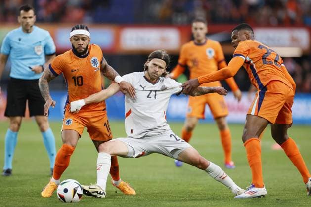 Sport Themen der Woche KW24 Sport Bilder des Tages ROTTERDAM - (l-r) Memphis Depay of Holland, Arnor Ingvi Traustason of Iceland, Denzel Dumfries of Holland during the friendly Interland match between the Netherlands and Iceland at Feyenoord Stadium de Kuip on June 10, 2024 in Rotterdam, Netherlands. ANP PIETER STAM DE JONGE International Friendly, Länderspiel, Nationalmannschaft 2024 xVIxANPxSportx xxANPxIVx 500802634 originalFilename: 500802634.jpg