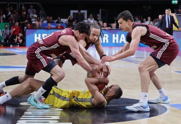 Sport Bilder des Tages Bayerns 10 Leandro BOLMARO, Bayerns 3 Carsen EDWARDS und Bayerns 11 Vladimir LUCIC ueber Berlins 19 Louis OLINDE. Basketball, Bayern - Berlin. Basketball, Bundesliga, FC Bayern Basketball - Alba Berlin, playoff, Finale, 2.Spiel, Saison 2023-2024, 10.06.2024, in Muenchen, Deutschland, B M W P A R K. Quelle Copyright Credit : Oryk HAIST