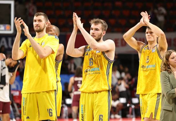 Sport Themen der Woche KW24 Sport Bilder des Tages Kresimir Nikic (ALBA Berlin, 16) und Malte Delow (ALBA Berlin, 6) applaudieren den mitgereisten Fans. GER, FC Bayern Basketball vs. Alba Berlin, Basketball, 1.Bundesliga, Playoffs, Finale Spiel 2, Saison 2023 2024, 10.06.2024, GER, FC Bayern Basketball vs. Alba Berlin, Basketball, 1.Bundesliga, Playoffs, Finale Spiel 2, Saison 2023 2024, 10.06.2024, Muenchen *** Kresimir Nikic ALBA Berlin, 16 and Malte Delow ALBA Berlin, 6 applaud the fans GER, FC Bayern Basketball vs Alba Berlin, Basketball, 1 Bundesliga, Playoffs, Final Game 2, Season 2023 2024, 10 06 2024, GER, FC Bayern Basketball vs Alba Berlin, Basketball, 1 Bundesliga, Playoffs, Final Game 2, Season 2023 2024, 10 06 2024, Munich Copyright: xEibner-Pressefoto MarcelxEngelbrechtx EP_MET