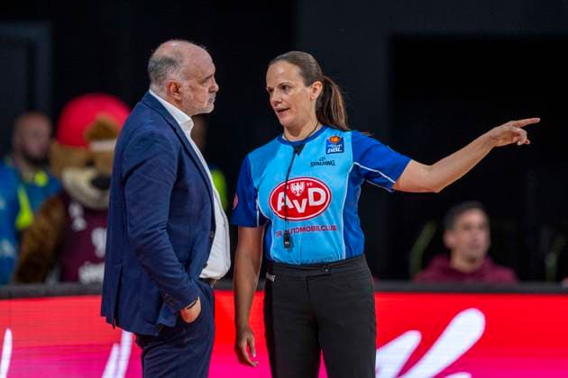 Basketball: Play Offs, 2. Finale um die Deutsche Meisterschaft: FC Bayern München Basketball - Alba Berlin am 10.06.2024 im BMW Park in München Münchens Trainer Pablo Laso spricht mit Schiedsrichterin Anne Panther. Copyright: xKirchner DavidxInderliedx