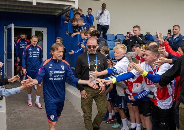 Fussball, Herren, Saison 2023 2024, EM 2024 in Deutschland, Training Kroatien im Volksparkstadion in Neuruppin, Luka Modric (Kroatien) und Fans, hinten Domagoj Vida (Kroatien), 10.06. 2024, Copyright: xMatthiasxKochx