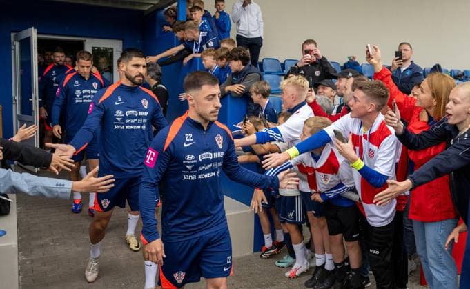 Fussball, Herren, Saison 2023 2024, EM 2024 in Deutschland, Training Kroatien im Volksparkstadion in Neuruppin, v. l. Martin Erlic (Kroatien) und Josip Juranovic (Kroatien) mit Fans, 10.06. 2024, Copyright: xMatthiasxKochx
