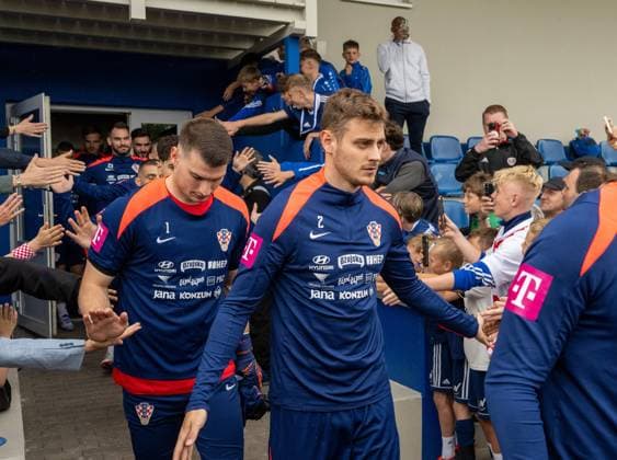 Fussball, Herren, Saison 2023 2024, EM 2024 in Deutschland, Training Kroatien im Volksparkstadion in Neuruppin, v. l. Torwart Dominik Livakovic (Kroatien), Josip Stanisic (Kroatien), und Fans, 10.06. 2024, Copyright: xMatthiasxKochx