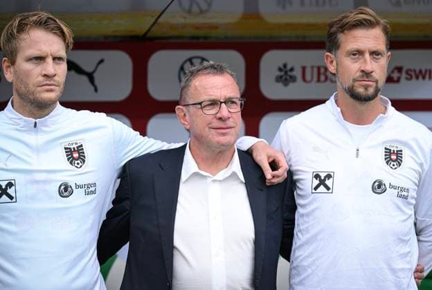 FUSSBALL EM 2024 Vorbereitung Testspiel in St. Gallen Schweiz - Oesterreich 08.06.2024 Trainer Ralf Rangnick (Mitte, Oesterreich) mir Co Trainer Peter Perchtold (li, Oesterreich) und Co Trainer Lars Kornetka (re, Oesterreich) *** FOOTBALL EURO 2024 preparation test match in St Gallen Switzerland Austria 08 06 2024 Coach Ralf Rangnick center, Austria with co-coach Peter Perchtold left, Austria and co-coach Lars Kornetka right, Austria