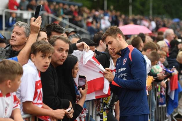 Neuruppin, Germany, 100624. Volksparkstadion. Training of the Croatian national team, Nationalteam before the 2024 European Football Championship in Germany. In the photo: fans. Photo: Ante Cizmic CROPIX Zagreb Croatia Copyright: xxAntexCizmicx trening_hrvatska25-100624