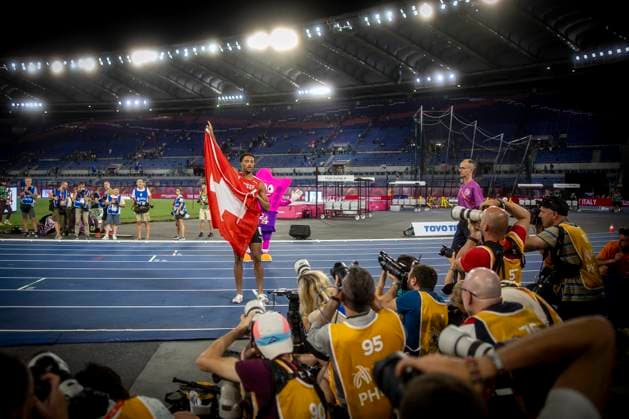 Leichtathletik-Europameisterschaften; Rom, 10.06.2024 Timothé MUMENTHALER (SUI) gewinnt GOLD über 200m und wird von Fotografen belagert; Leichtathletik-Europameisterschaften am 10.06.24 im in Rom, Italien. *** European Athletics Championships Rome, 10 06 2024 Timothé MUMENTHALER SUI wins GOLD in the 200m and is besieged by photographers European Athletics Championships on 10 06 24 in Rome, Italy Copyright: xBEAUTIFULxSPORTS AxelxKohringx
