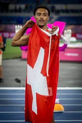 Leichtathletik-Europameisterschaften; Rom, 10.06.2024 Timothé MUMENTHALER (SUI) gewinnt GOLD über 200m und wird von Fotografen belagert; Leichtathletik-Europameisterschaften am 10.06.24 im in Rom, Italien. *** European Athletics Championships Rome, 10 06 2024 Timothé MUMENTHALER SUI wins GOLD in the 200m and is besieged by photographers European Athletics Championships on 10 06 24 in Rome, Italy Copyright: xBEAUTIFULxSPORTS AxelxKohringx