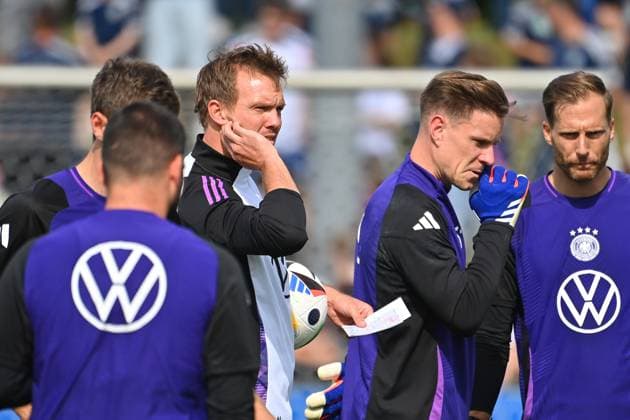 Bundestrainer Julian NAGELSMANN (GER) mit Torwart Marc Andre TER STEGEN (GER) und Torwart Oliver BAUMANN (GER,re). Oeffentliches Training, Deutsche Fussball Nationalmannschaft,Trainingslager in Herzogenaurach am 10.06.2024