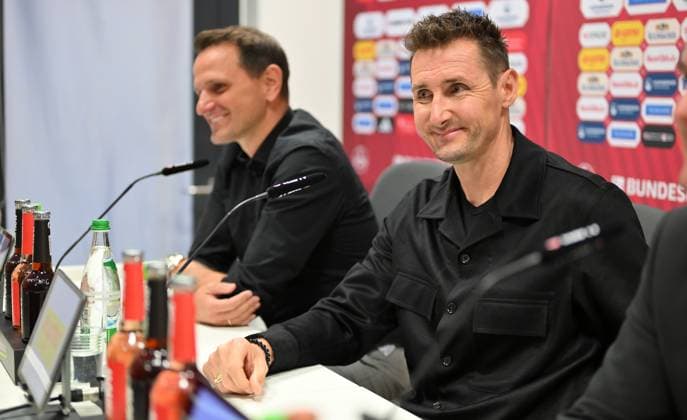 11.06.2024 - 1. FC Nürnberg Nuernberg FCN Club - Medientermin - Pressekonferenz Vorstellung neuer Trainer Cheftrainer - - xwoxzix - Miroslav Klose ( Trainer 1. FC Nürnberg FCN ) vor Joti Chatzialexiou ( Vorstand 1. FC Nürnberg FCN )