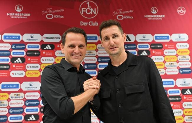 11.06.2024 - 1. FC Nürnberg Nuernberg FCN Club - Medientermin - Pressekonferenz Vorstellung neuer Trainer Cheftrainer - - xwoxzix - Joti Chatzialexiou ( Vorstand 1. FC Nürnberg FCN ) Miroslav Klose ( Trainer 1. FC Nürnberg FCN ) Handschlag Handshake