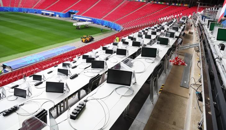 EM Host City Leipzig Stadium Open Media Day Leipzig, 11.06.2024, Stadion Leipzig, Fussball, UEFA EURO, EM, Europameisterschaft,Fussball 2024, Host City Leipzig , Offener Medientag im Stadion. , Im Foto; Blick auf die Arbeitsplätze der Medientribüne Pressetribüne mit Bildschrmen, Strom-und Netzwerkanschlüssen. , Nur zur redaktionellen Nutzung. Only editorial use. ,