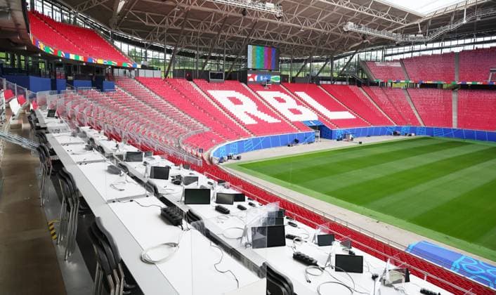 EM Host City Leipzig Stadium Open Media Day Leipzig, 11.06.2024, Stadion Leipzig, Fussball, UEFA EURO, EM, Europameisterschaft,Fussball 2024, Host City Leipzig , Offener Medientag im Stadion. , Im Foto; Blick auf die Arbeitsplätze der Medientribüne Pressetribüne mit Bildschirmen, Strom-und Netzwerkanschlüssen. , Nur zur redaktionellen Nutzung. Only editorial use. ,