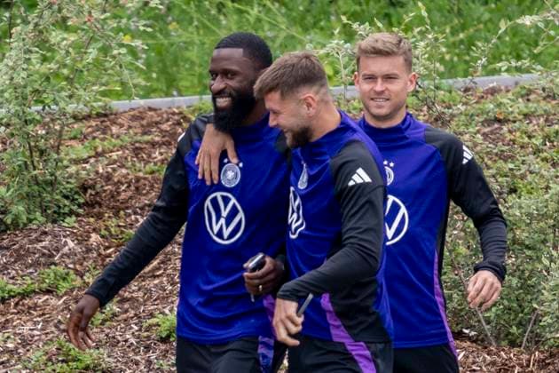 Fussball: Nationalmannschaft, Training am 11.06.2024 in Herzogenaurach. Deutschlands Niclas Füllkrug (r.) umarmt Antonio Rüdiger. Wichtiger Hinweis: Gemaess den Vorgaben der FIFA bzw. der UEFA ist es untersagt, in dem Stadion und oder vom Spiel angefertigte Fotoaufnahmen in Form von Sequenzbildern und oder videoaehnlichen Fotostrecken zu verwerten bzw. verwerten zu lassen. Foto: Kirchner-Media DI Copyright: xKirchner-Media DIx