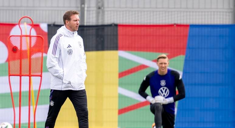 Fussball: Nationalmannschaft, Training am 11.06.2024 in Herzogenaurach. Bundestrainer Julian Nagelsmann geht zu Jan Reichert. Wichtiger Hinweis: Gemaess den Vorgaben der FIFA bzw. der UEFA ist es untersagt, in dem Stadion und oder vom Spiel angefertigte Fotoaufnahmen in Form von Sequenzbildern und oder videoaehnlichen Fotostrecken zu verwerten bzw. verwerten zu lassen. Foto: Kirchner-Media DI Copyright: xKirchner-Media DIx