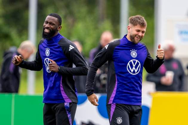 Fussball: Nationalmannschaft, Training am 11.06.2024 in Herzogenaurach. Antonio Rüdiger (l.) und Deutschlands Niclas Füllkrug lachen gemeinsam. Wichtiger Hinweis: Gemaess den Vorgaben der FIFA bzw. der UEFA ist es untersagt, in dem Stadion und oder vom Spiel angefertigte Fotoaufnahmen in Form von Sequenzbildern und oder videoaehnlichen Fotostrecken zu verwerten bzw. verwerten zu lassen. Foto: Kirchner-Media DI Copyright: xKirchner-Media DIx