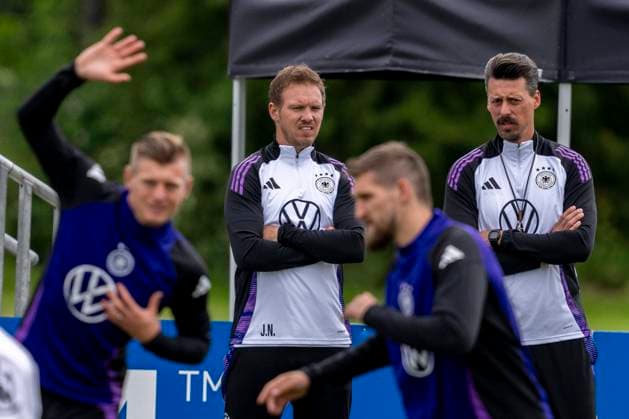 Fussball: Nationalmannschaft, Training am 11.06.2024 in Herzogenaurach. Bundestrainer Julian Nagelsmann (l.) spricht mit Co-Trainer Sandro Wagner und beobachtet Toni Kroos und Deutschlands Robert Andrich. Wichtiger Hinweis: Gemaess den Vorgaben der FIFA bzw. der UEFA ist es untersagt, in dem Stadion und oder vom Spiel angefertigte Fotoaufnahmen in Form von Sequenzbildern und oder videoaehnlichen Fotostrecken zu verwerten bzw. verwerten zu lassen. Foto: Kirchner-Media DI Copyright: xKirchner-Media DIx