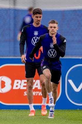 Fussball: Nationalmannschaft, Training am 11.06.2024 in Herzogenaurach. Deutschlands Kai Havertz (l.) und Deutschlands Florian Wirtz absolvieren Kräftigungsübungen. Wichtiger Hinweis: Gemaess den Vorgaben der FIFA bzw. der UEFA ist es untersagt, in dem Stadion und oder vom Spiel angefertigte Fotoaufnahmen in Form von Sequenzbildern und oder videoaehnlichen Fotostrecken zu verwerten bzw. verwerten zu lassen. Foto: Kirchner-Media DI Copyright: xKirchner-Media DIx