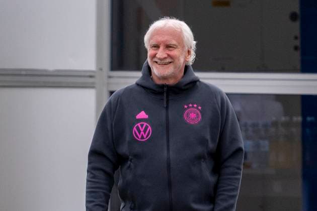 Fussball: Nationalmannschaft, Training am 11.06.2024 in Herzogenaurach. Rüdi Völler lacht. Wichtiger Hinweis: Gemaess den Vorgaben der FIFA bzw. der UEFA ist es untersagt, in dem Stadion und oder vom Spiel angefertigte Fotoaufnahmen in Form von Sequenzbildern und oder videoaehnlichen Fotostrecken zu verwerten bzw. verwerten zu lassen. Foto: Kirchner-Media DI Copyright: xKirchner-Media DIx