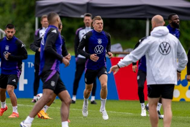 Fussball: Nationalmannschaft, Training am 11.06.2024 in Herzogenaurach. Toni Kroos läuft sich warm. Wichtiger Hinweis: Gemaess den Vorgaben der FIFA bzw. der UEFA ist es untersagt, in dem Stadion und oder vom Spiel angefertigte Fotoaufnahmen in Form von Sequenzbildern und oder videoaehnlichen Fotostrecken zu verwerten bzw. verwerten zu lassen. Foto: Kirchner-Media DI Copyright: xKirchner-Media DIx