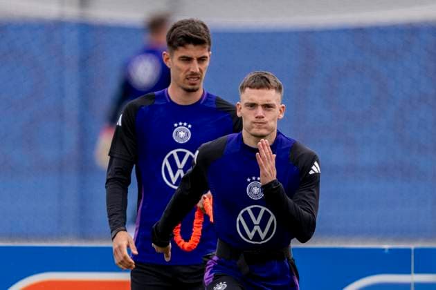 Fussball: Nationalmannschaft, Training am 11.06.2024 in Herzogenaurach. Deutschlands Kai Havertz (l.) und Deutschlands Florian Wirtz absolvieren Kräftigungsübungen. Wichtiger Hinweis: Gemaess den Vorgaben der FIFA bzw. der UEFA ist es untersagt, in dem Stadion und oder vom Spiel angefertigte Fotoaufnahmen in Form von Sequenzbildern und oder videoaehnlichen Fotostrecken zu verwerten bzw. verwerten zu lassen. Foto: Kirchner-Media DI Copyright: xKirchner-Media DIx