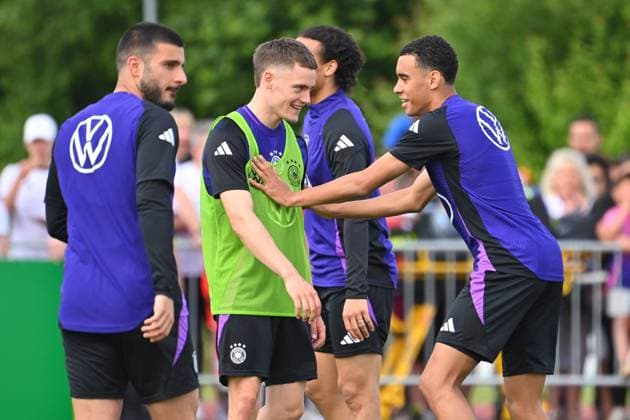 v.re:Jamal MUSIALA (GER) scherzt mit Florian Wirtz (GER),Aktion Oeffentliches Training, Deutsche Fussball Nationalmannschaft,Trainingslager in Herzogenaurach am 10.06.2024