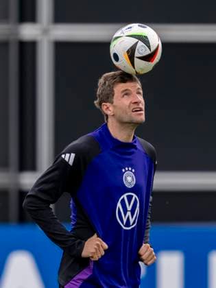 Fussball: Nationalmannschaft, Training am 11.06.2024 in Herzogenaurach. Thomas Müller hält den Ball mit einem Kopfball hoch. Wichtiger Hinweis: Gemaess den Vorgaben der FIFA bzw. der UEFA ist es untersagt, in dem Stadion und oder vom Spiel angefertigte Fotoaufnahmen in Form von Sequenzbildern und oder videoaehnlichen Fotostrecken zu verwerten bzw. verwerten zu lassen. Foto: Kirchner-Media DI Copyright: xKirchner-Media DIx