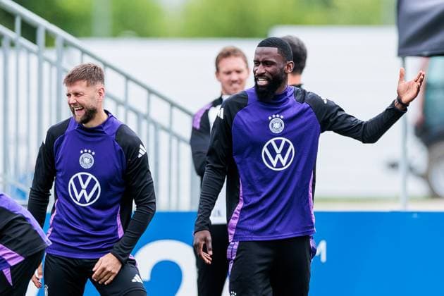 Trainingslager Vorbereitung UEFA EURO 2024 Deutschland; 11.06.2024 Niclas Füllkrug (Deutschland, 9) und Antonio Rüdiger (Deutschland, 2) lachend im Warm Up zusammen Trainingslager Vorbereitung UEFA EURO 2024 Deutschland - Training; HerzoBase, Herzogenaurach am 11.06.2024 Copyright: xBEAUTIFULxSPORTS Wunderlx