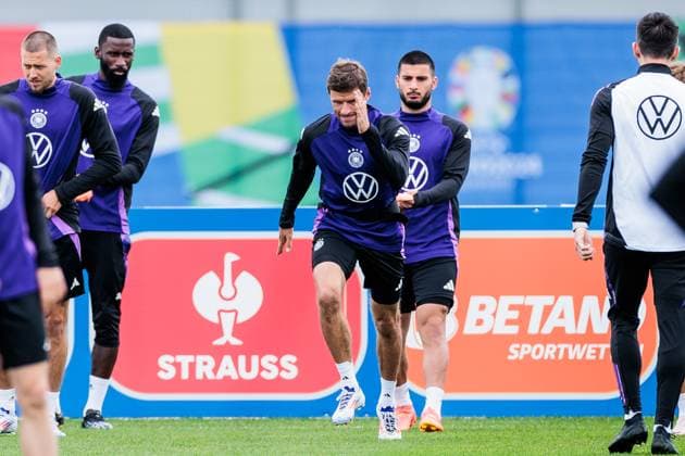 Trainingslager Vorbereitung UEFA EURO 2024 Deutschland; 11.06.2024 Thomas Müller (Deutschland, 13) und Deniz Undav (Deutschland, 26) trainieren gemeinsam mit einem Gewichtsband Trainingslager Vorbereitung UEFA EURO 2024 Deutschland - Training; HerzoBase, Herzogenaurach am 11.06.2024 Copyright: xBEAUTIFULxSPORTS Wunderlx