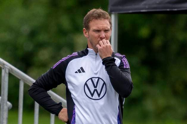 Fussball: Nationalmannschaft, Training am 11.06.2024 in Herzogenaurach. Bundestrainer Julian Nagelsmann grübelt. Wichtiger Hinweis: Gemaess den Vorgaben der FIFA bzw. der UEFA ist es untersagt, in dem Stadion und oder vom Spiel angefertigte Fotoaufnahmen in Form von Sequenzbildern und oder videoaehnlichen Fotostrecken zu verwerten bzw. verwerten zu lassen. Foto: Kirchner-Media DI Copyright: xKirchner-Media DIx