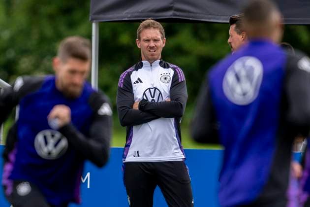 Fussball: Nationalmannschaft, Training am 11.06.2024 in Herzogenaurach. Bundestrainer Julian Nagelsmann grübelt. Wichtiger Hinweis: Gemaess den Vorgaben der FIFA bzw. der UEFA ist es untersagt, in dem Stadion und oder vom Spiel angefertigte Fotoaufnahmen in Form von Sequenzbildern und oder videoaehnlichen Fotostrecken zu verwerten bzw. verwerten zu lassen. Foto: Kirchner-Media DI Copyright: xKirchner-Media DIx