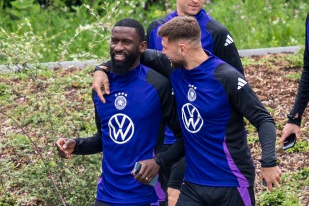 Fussball: Nationalmannschaft, Training am 11.06.2024 in Herzogenaurach. Deutschlands Niclas Füllkrug (r.) umarmt Antonio Rüdiger. Wichtiger Hinweis: Gemaess den Vorgaben der FIFA bzw. der UEFA ist es untersagt, in dem Stadion und oder vom Spiel angefertigte Fotoaufnahmen in Form von Sequenzbildern und oder videoaehnlichen Fotostrecken zu verwerten bzw. verwerten zu lassen. Foto: Kirchner-Media DI Copyright: xKirchner-Media DIx