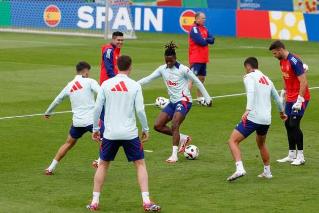 Spanish national team, Nationalteam stricker Nico Wiliams (C) participates in a training session at the SV Aasen Sports Center, in the town of Donaueschingen, Germany, 11 June 2024. Spain will face Croatia in their Euro 2024 soccer match at Olympiastadion stadium, in Berlin, on 15 June. Spain training session in Germany !ACHTUNG: NUR REDAKTIONELLE NUTZUNG!  Copyright: xJ.J.xGuillenx GRAF8592 20240611-55013837284_1